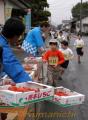 第２７回町いちごマラソン大会　給水所でイチゴやミニトマトを受け取り、ゴールを目指す子どもたち＝玉名郡横島町