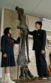 七滝中学校の生徒が製作した恐竜の左足の骨格模型。高さは２．５メートルで、玄関の天井ぎりぎりに達している＝上益城郡御船町