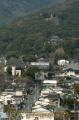 本妙寺の仁王門（左下）と浄池廟（右上）＝熊本市花園