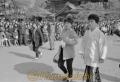 映画”恋がいっぱい九州路”ロケで水前寺公園を訪れた美空ひばりさん＝熊本市