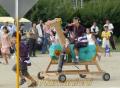 梅林ふれあい祭り　木馬での流鏑馬競争に挑む子どもたち＝玉名市安楽寺