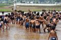 ”田んぼの学校”　水張りした畑で泥だらけになって遊ぶ熊本市と菊陽町の児童