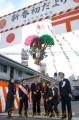 年賀状配達出発式でくす玉を割る関係者ら＝熊本市の熊本中央郵便局