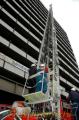 防災訓練　消防隊員とともにはしご車に試乗する高校生＝熊本市役所正面玄関前