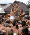 四王寺神社の「的ばかい」　的を奪い合う締め込み姿の男たち＝玉名郡長洲町