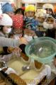 小学生が豆腐作り体験　にがりを混ぜた豆乳を型に入れる児童＝球磨郡多良木町