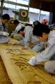 大野温泉センターの看板の製作にあたる芦北高校林業科の生徒たち＝芦北町