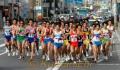 スタート後、集団で走る選手たち　第４９回熊日３０キロロードレース＝熊本市