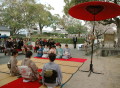 野だて席で玉露を楽しむ観光客ら＝熊本城数寄屋丸前