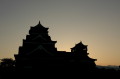 夕焼けの空にシルエットとなって浮かび上がる熊本城天守閣