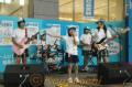 節水キャンペーンソング「１０％の思いやり」を演奏する小中学生バンド
