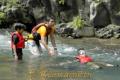 親子流域探検隊　安全な川での泳法を学ぶ子供ら＝上益城郡山都町・清流館近く