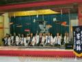 松橋神社の夏祭り　皿回しを披露する松橋高校の生徒たち＝宇城市