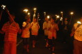 じんだらじん　手づくりのたいまつを灯して歩く中学生ら＝宇土市