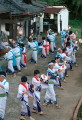 赤仁田盆踊り　初盆の家の庭先で、哀愁を帯びた盆踊りを披露する
