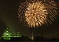 熊本城天守閣上空に広がる色とりどりの花火＝１１日午後８時半ご