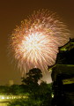 夜空を彩る花火。右は宇土櫓＝１１日夜、熊本市本丸