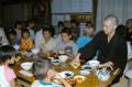 禅寺で精神修養　修行僧から精進料理の食べ方を教わる参加者たち＝菊池市
