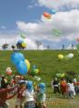平和への祈りをこめた手紙と花の種を添えた紙風船を空に放つ球磨村の園児たち