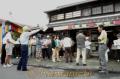 「御船口」の面影を残す建物を見ながら歴史を学ぶ参加者たち＝熊本市