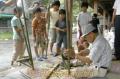 子どもたちに竹馬作りを教えるお年寄り＝宇城市の長崎公民館