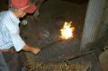 高瀬刃物。石炭と木炭で起こした１２００度の火床で生鉄と鋼を加熱する