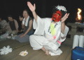 ユーモラスなしぐさを見せる白水神楽の舞い手　白水阿蘇神社大祭