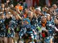 藤崎八旛宮秋季例大祭　掛け声をかけながら元気に踊る勢子たち＝熊本市