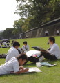 強い日差しの下、熊本城長塀前で写生する中学生＝１３日午後、熊