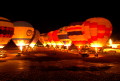 鮮やかに浮かび上がる熱気球と花火　バルーンイルージョン・阿蘇