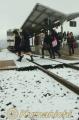 大寒　うっすらと雪化粧した中を通学する高校生＝阿蘇市のＪＲ宮地駅