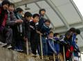 横浜ＦＣの練習を見学する小学生たち＝大津町運動公園