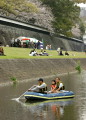 坪井川での川下りを楽しむ参加者＝１日午後、熊本城長塀前の坪井