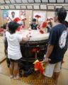 ドラ太鼓打ちの基本的な打ち方を練習する子どもたち＝宇城市松橋町