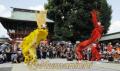 勇壮に奉納される熊本新町獅子保存会の「天拝の舞」＝１３日午前、熊本市