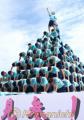 体育大会で９段重ねの人間ピラミッドを完成させた生徒たち＝球磨工業高