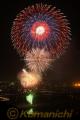 球磨川沿いで打ち上げられる大輪の花火＝１７日夜、八代市
