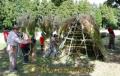 竹の骨組みとススキでできた草刈り作業用の宿泊小屋「草泊まり」を作る子どもたち