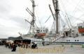 三角港に寄港した帆船・日本丸と、歓迎の太鼓演奏をする保育園児たち＝宇城市