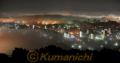 地表近くを漂い街明かりに照らされる夜霧。右上は藤崎台県営野球場