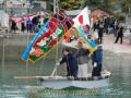 完成した伝馬船の初乗りを関係者や住民に披露する地元漁師たち＝上天草市