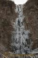 厳しい冷え込みで凍った「古閑の滝」の女滝＝阿蘇市一の宮町坂梨