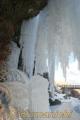 ここ数日の冷え込みで凍った滝の裏側＝阿蘇市の仙酔峡