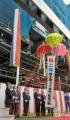 新博多駅ビルの上棟式。くす玉を割り棟上げを祝うＪＲ九州と工事関係者ら＝福岡市の博多駅