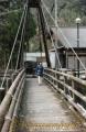 白滝公園に続くつり橋。入り口に近付くとセンサーが感知し、五木の子守唄が流れる