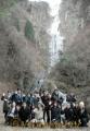 観光案内の動画撮影のため、凍りついた古閑の滝の前でツアー参加を呼び掛け＝阿蘇市
