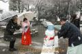 参拝客に喜んでもらおうと境内には雪だるまが置かれた人吉市の青井阿蘇神社
