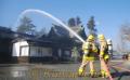消防訓練で火元の拝殿付近に放水する消防隊員ら＝阿蘇市の阿蘇神社