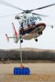 空中に停止した状態で水をタンクに補給する県防災消防ヘリ「ひばり」
