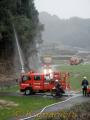 山林火災を想定し、地元消防団などが消火訓練に取り組んだ＝熊本市河内町